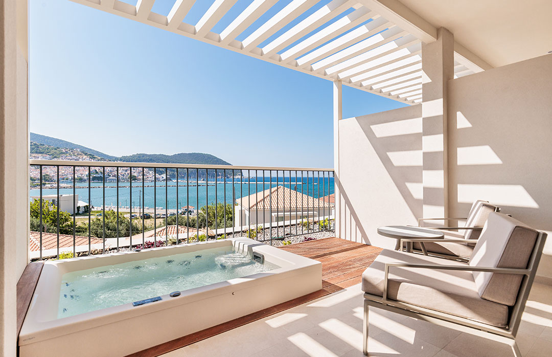 Sea view suites with jacuzzi